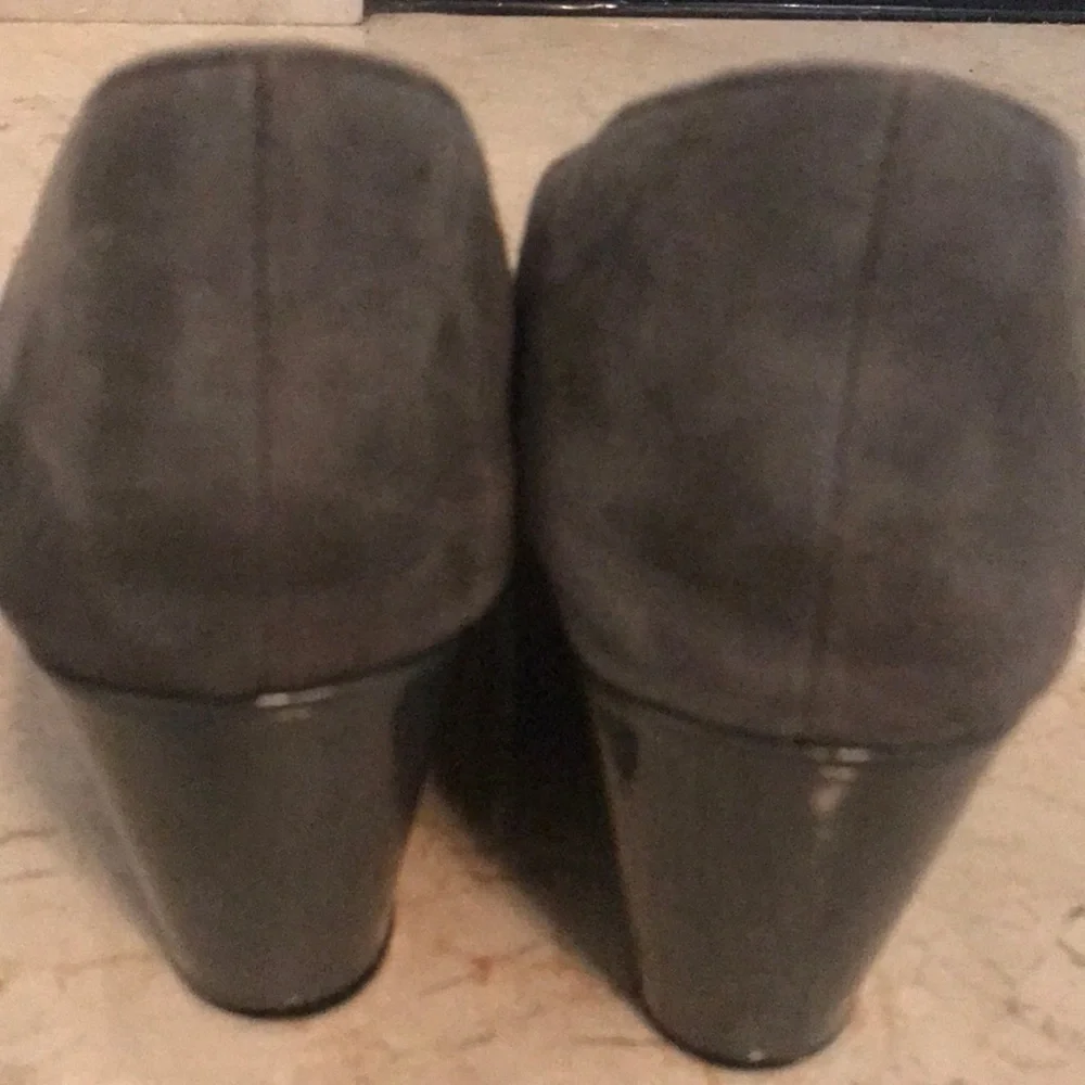 TR Taryn Rose gray suede wedge size 8.5